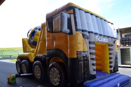 Aufblasbarer Scania Betonmischwagen in gelb und blau